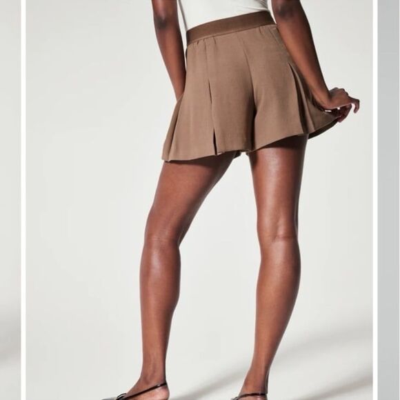 Spanx Carefree Crepe Pleated High Rise Pleated Shorts NWT - Picture 3 of 9